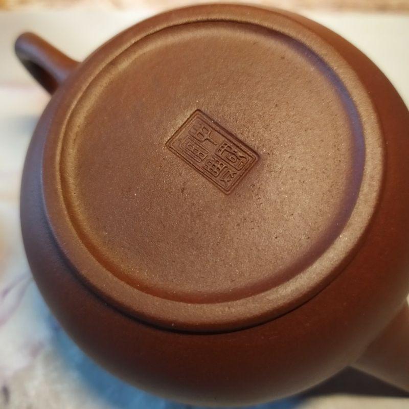 🍵宜興紫砂廠 紫泥 芭樂壺🍵壺名：芭樂水平壺 底款：中國宜興 泥料：紫泥 容量：約160cc 宜興壺 紫砂壺 茶壺 茶具-細節圖7
