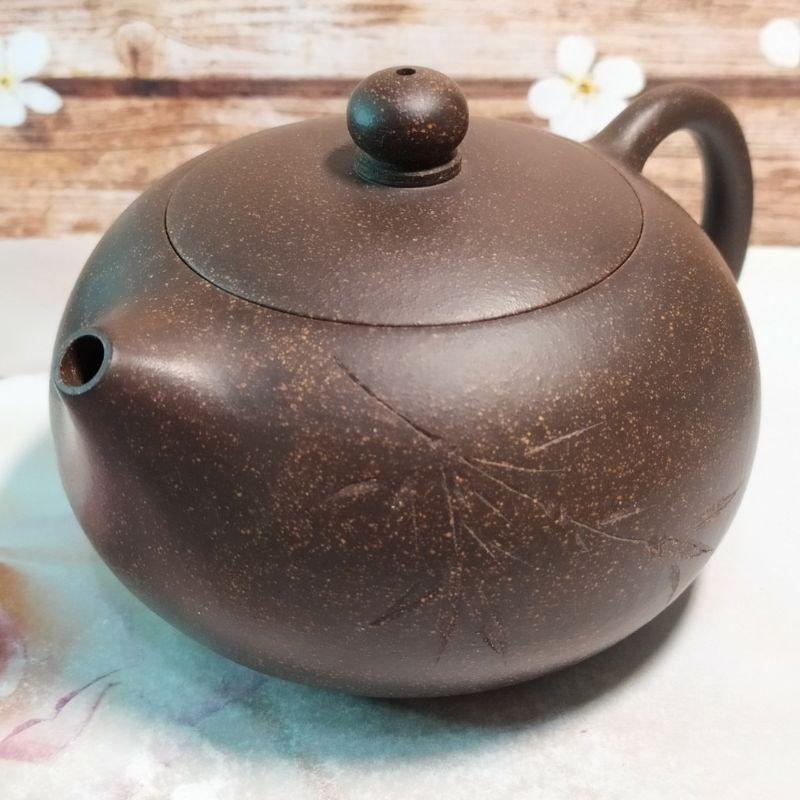 🍵精品 黑鐵砂 西施壺🍵壺名：西施壺 底款：蘆興龍 陶刻：竹 泥料：黑鐵砂 容量：約260cc 出水：蜂巢球孔-細節圖2