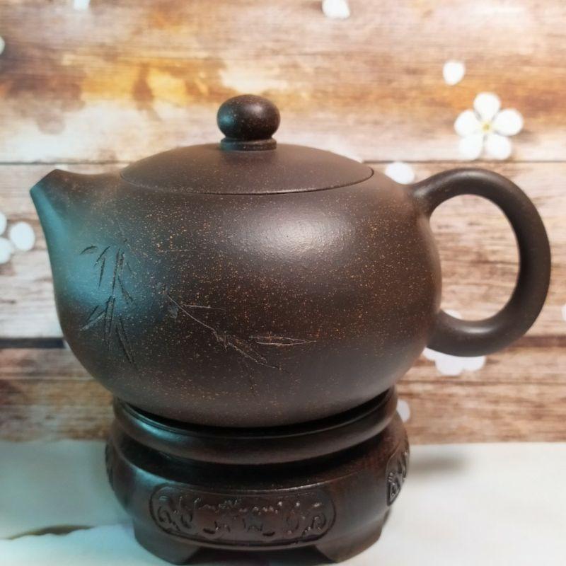 🍵精品 黑鐵砂 西施壺🍵壺名：西施壺 底款：蘆興龍 陶刻：竹 泥料：黑鐵砂 容量：約260cc 出水：蜂巢球孔-細節圖3