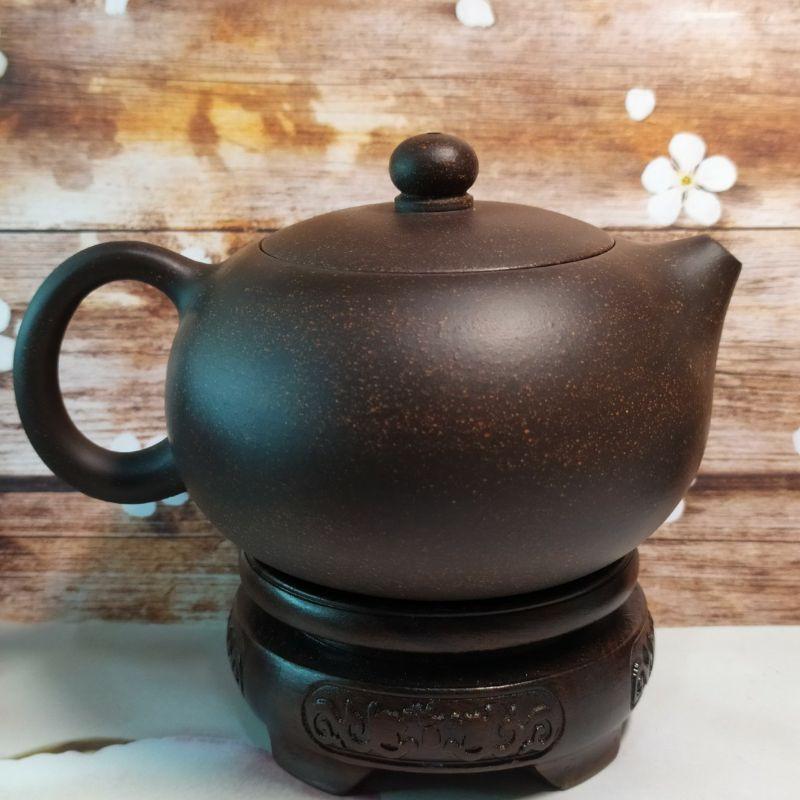 🍵精品 黑鐵砂 西施壺🍵壺名：西施壺 底款：蘆興龍 陶刻：竹 泥料：黑鐵砂 容量：約260cc 出水：蜂巢球孔-細節圖4