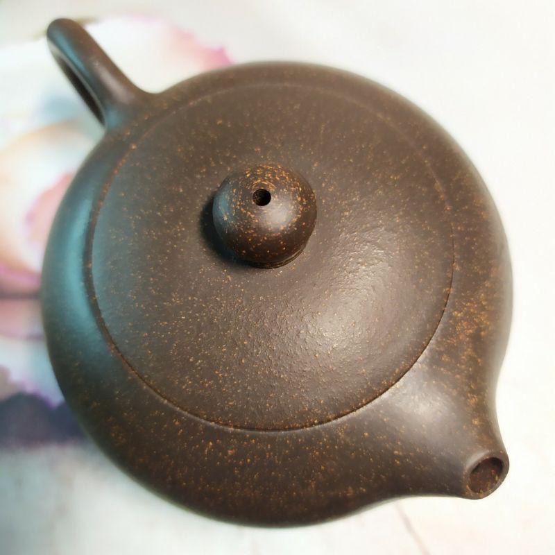 🍵精品 黑鐵砂 西施壺🍵壺名：西施壺 底款：蘆興龍 陶刻：竹 泥料：黑鐵砂 容量：約260cc 出水：蜂巢球孔-細節圖5