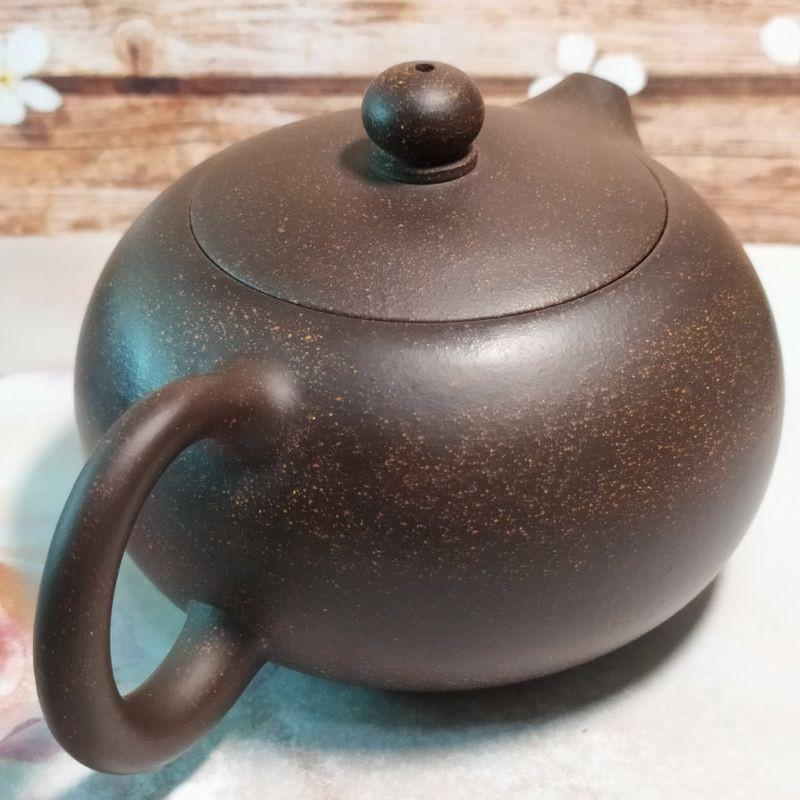 🍵精品 黑鐵砂 西施壺🍵壺名：西施壺 底款：蘆興龍 陶刻：竹 泥料：黑鐵砂 容量：約260cc 出水：蜂巢球孔-細節圖6