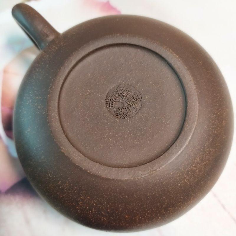 🍵精品 黑鐵砂 西施壺🍵壺名：西施壺 底款：蘆興龍 陶刻：竹 泥料：黑鐵砂 容量：約260cc 出水：蜂巢球孔-細節圖7