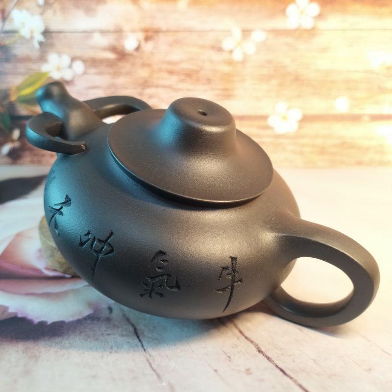 🐃原礦石黃  牛氣沖天🐂  稀有泥料 珍藏精品  壺嘴設計 牛頭造型 壺身陶刻 牛氣沖天16孔出水  270cc-細節圖2