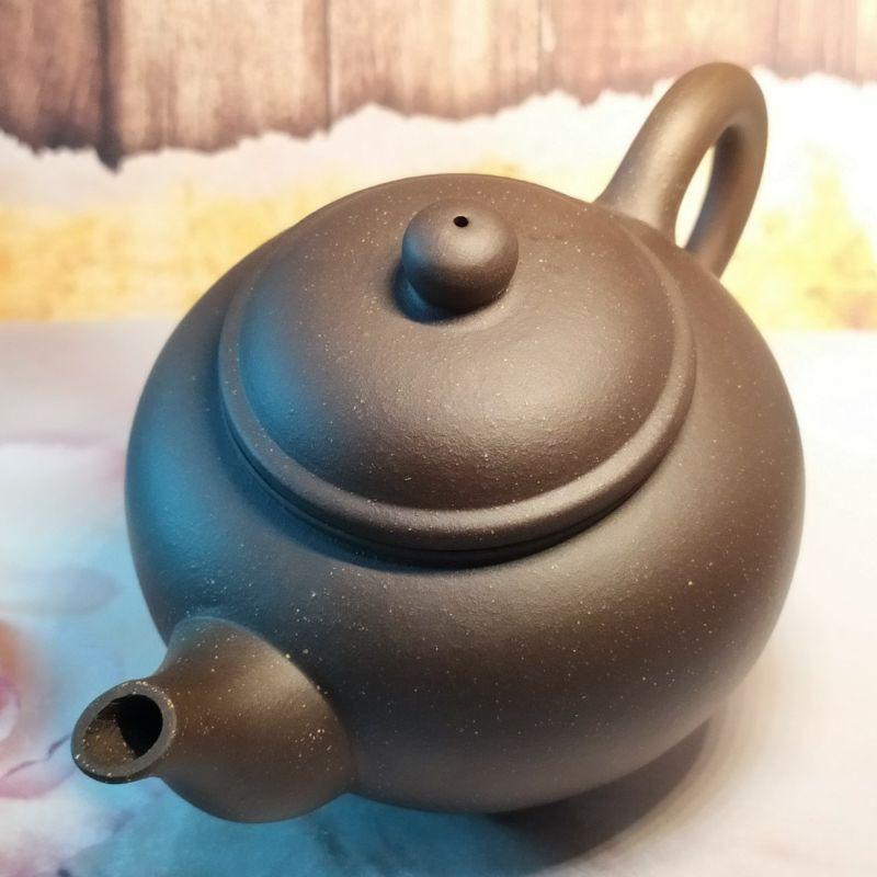🍵紫砂廠 黑紫砂 鴿嘴水平壺🍵底款：中國宜興 4:6章 出水：蜂巢球孔 宜興 宜興壺 紫砂壺 茶壺 茶具-細節圖2