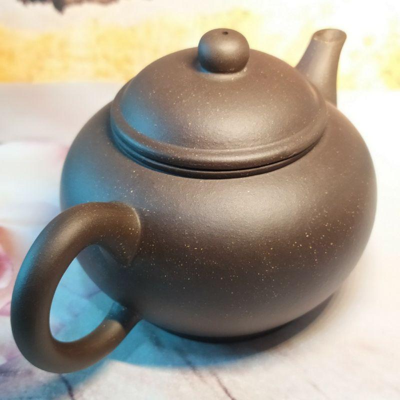 🍵紫砂廠 黑紫砂 鴿嘴水平壺🍵底款：中國宜興 4:6章 出水：蜂巢球孔 宜興 宜興壺 紫砂壺 茶壺 茶具-細節圖3