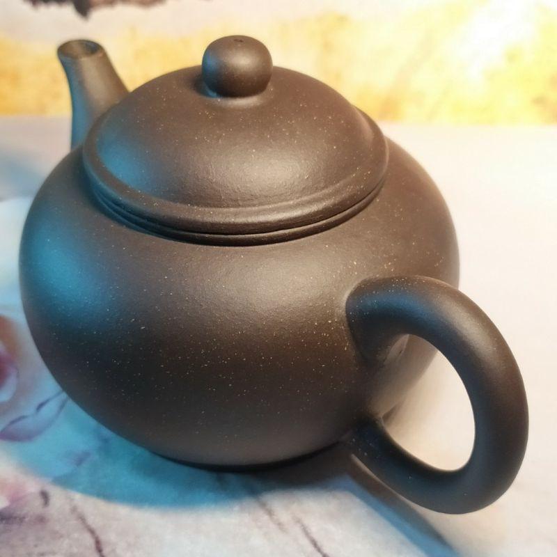 🍵紫砂廠 黑紫砂 鴿嘴水平壺🍵底款：中國宜興 4:6章 出水：蜂巢球孔 宜興 宜興壺 紫砂壺 茶壺 茶具-細節圖4
