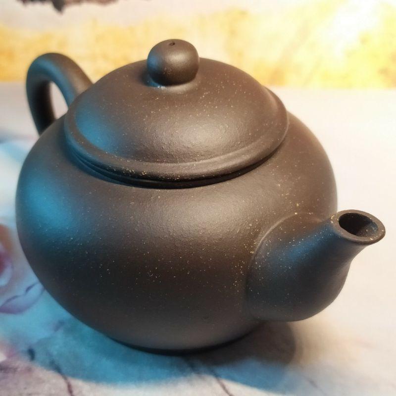 🍵紫砂廠 黑紫砂 鴿嘴水平壺🍵底款：中國宜興 4:6章 出水：蜂巢球孔 宜興 宜興壺 紫砂壺 茶壺 茶具-細節圖5