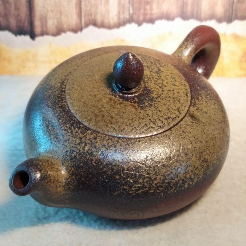 🍵底槽青 柴燒 道洪扁圓壺🍵   菱形9孔出水 300cc 《紫玉金砂 溫潤如玉》 『入窯一色 出窯萬彩』-細節圖2