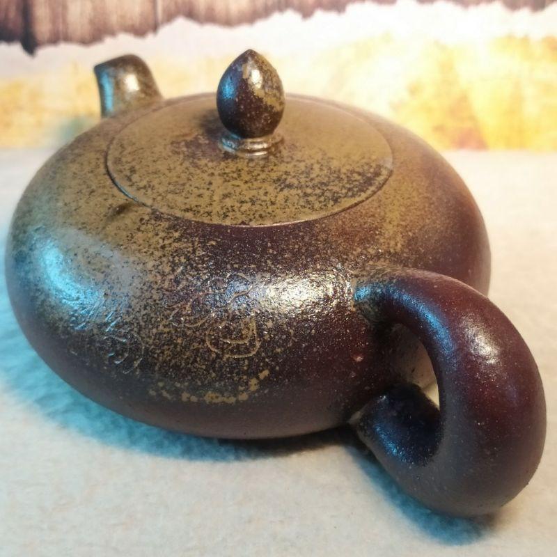 🍵底槽青 柴燒 道洪扁圓壺🍵   菱形9孔出水 300cc 《紫玉金砂 溫潤如玉》 『入窯一色 出窯萬彩』-細節圖3