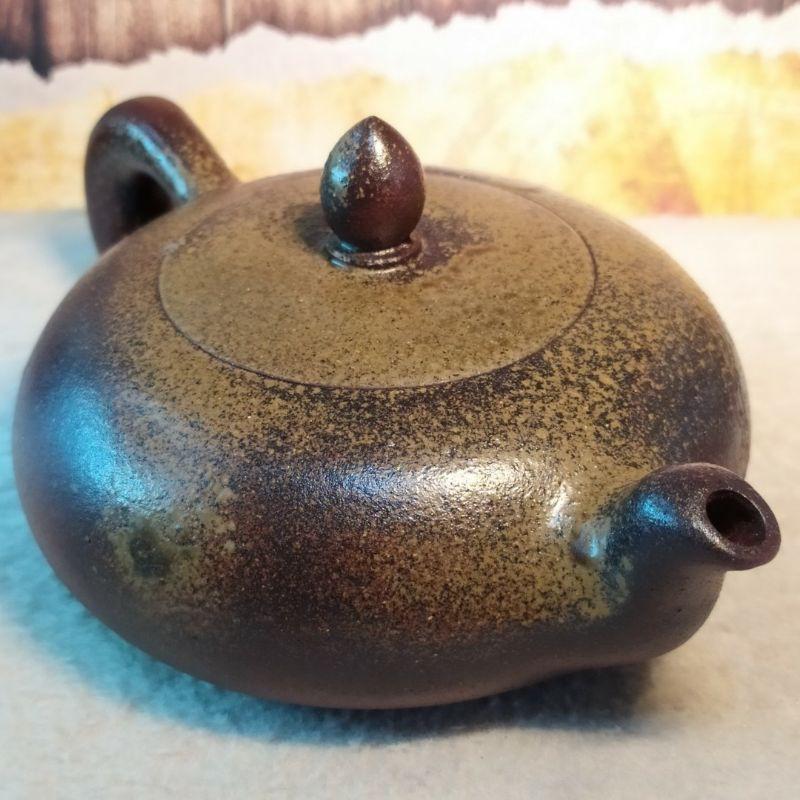 🍵底槽青 柴燒 道洪扁圓壺🍵   菱形9孔出水 300cc 《紫玉金砂 溫潤如玉》 『入窯一色 出窯萬彩』-細節圖4