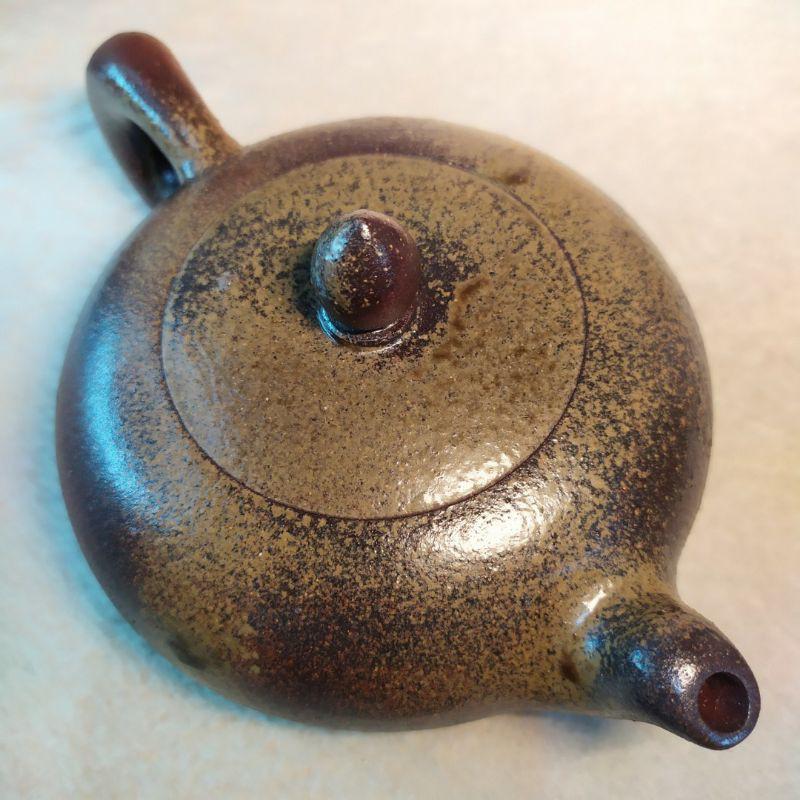 🍵底槽青 柴燒 道洪扁圓壺🍵   菱形9孔出水 300cc 《紫玉金砂 溫潤如玉》 『入窯一色 出窯萬彩』-細節圖5