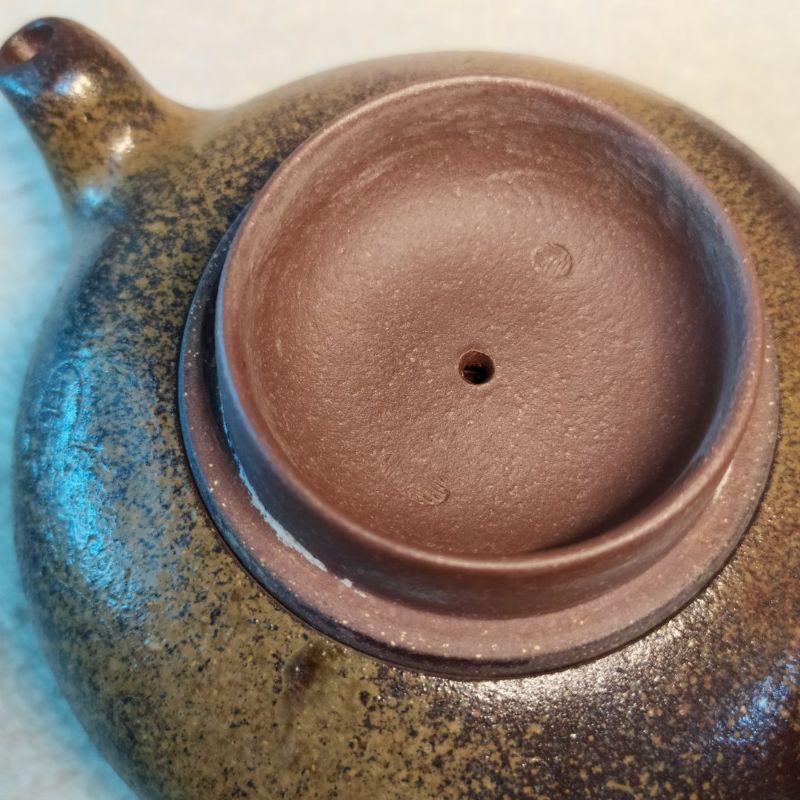 🍵底槽青 柴燒 道洪扁圓壺🍵   菱形9孔出水 300cc 《紫玉金砂 溫潤如玉》 『入窯一色 出窯萬彩』-細節圖6
