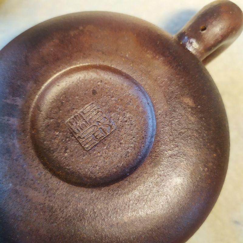 🍵底槽青 柴燒 道洪扁圓壺🍵   菱形9孔出水 300cc 《紫玉金砂 溫潤如玉》 『入窯一色 出窯萬彩』-細節圖7