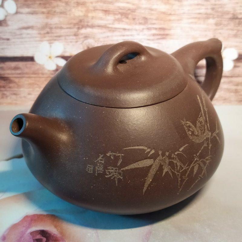 🍵紫砂一廠 黑星土 過橋扁腹壺 🍵壺名：過橋扁腹陶刻：竹趣底款：中國宜興 泥料：黑星泥 宜興 宜興壺 紫砂壺 茶壺 茶具-細節圖2