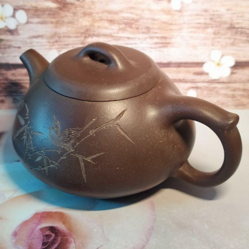 🍵紫砂一廠 黑星土 過橋扁腹壺 🍵壺名：過橋扁腹陶刻：竹趣底款：中國宜興 泥料：黑星泥 宜興 宜興壺 紫砂壺 茶壺 茶具-細節圖3