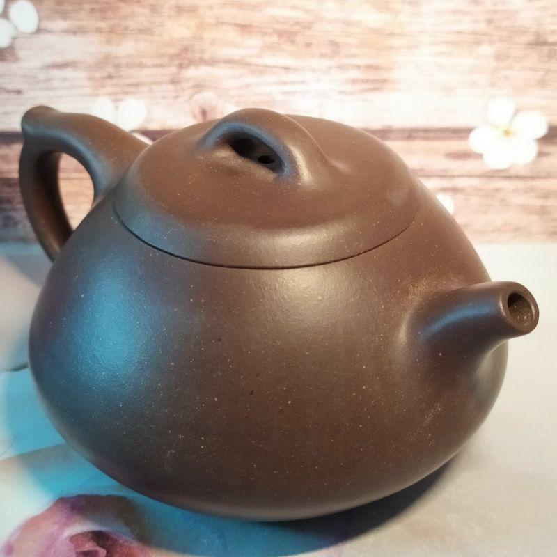 🍵紫砂一廠 黑星土 過橋扁腹壺 🍵壺名：過橋扁腹陶刻：竹趣底款：中國宜興 泥料：黑星泥 宜興 宜興壺 紫砂壺 茶壺 茶具-細節圖4