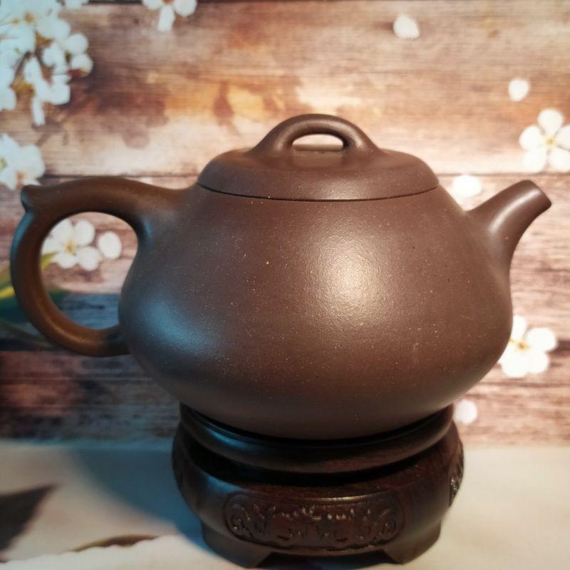 🍵紫砂一廠 黑星土 過橋扁腹壺 🍵壺名：過橋扁腹陶刻：竹趣底款：中國宜興 泥料：黑星泥 宜興 宜興壺 紫砂壺 茶壺 茶具-細節圖5