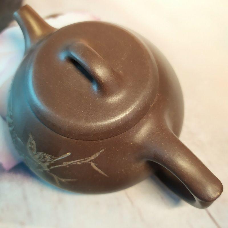 🍵紫砂一廠 黑星土 過橋扁腹壺 🍵壺名：過橋扁腹陶刻：竹趣底款：中國宜興 泥料：黑星泥 宜興 宜興壺 紫砂壺 茶壺 茶具-細節圖6