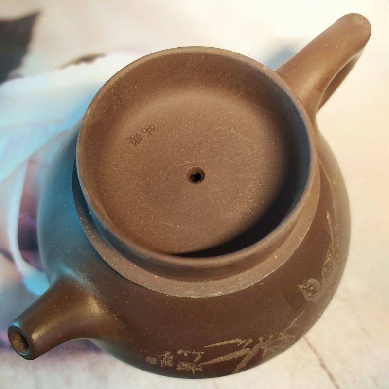 🍵紫砂一廠 黑星土 過橋扁腹壺 🍵壺名：過橋扁腹陶刻：竹趣底款：中國宜興 泥料：黑星泥 宜興 宜興壺 紫砂壺 茶壺 茶具-細節圖8