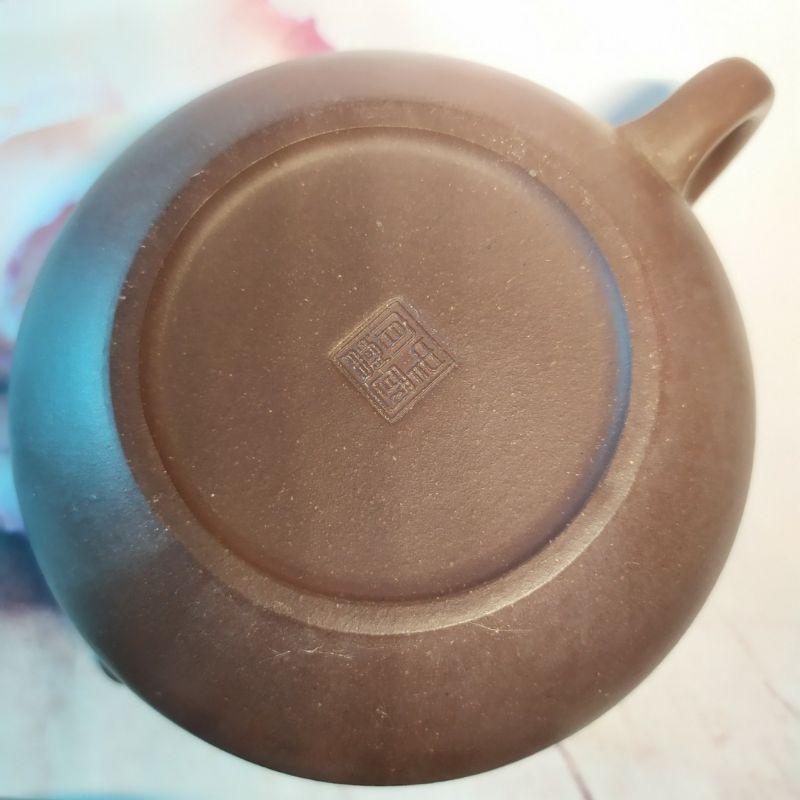 🍵紫砂一廠 黑星土 過橋扁腹壺 🍵壺名：過橋扁腹陶刻：竹趣底款：中國宜興 泥料：黑星泥 宜興 宜興壺 紫砂壺 茶壺 茶具-細節圖9