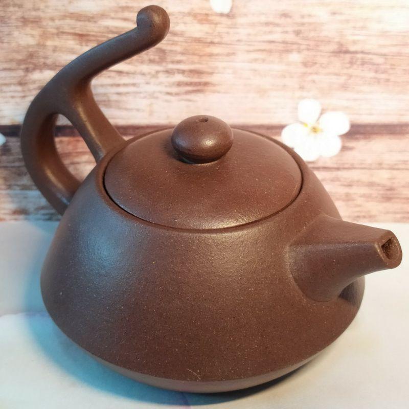 🍵宜興紫砂廠 紫泥 飛把柱礎壺 🍵底款：中國宜興 蓋款：秀娣 泥料：黑星土 宜興 宜興壺 紫砂壺 茶壺 茶具 泡茶利器-細節圖2