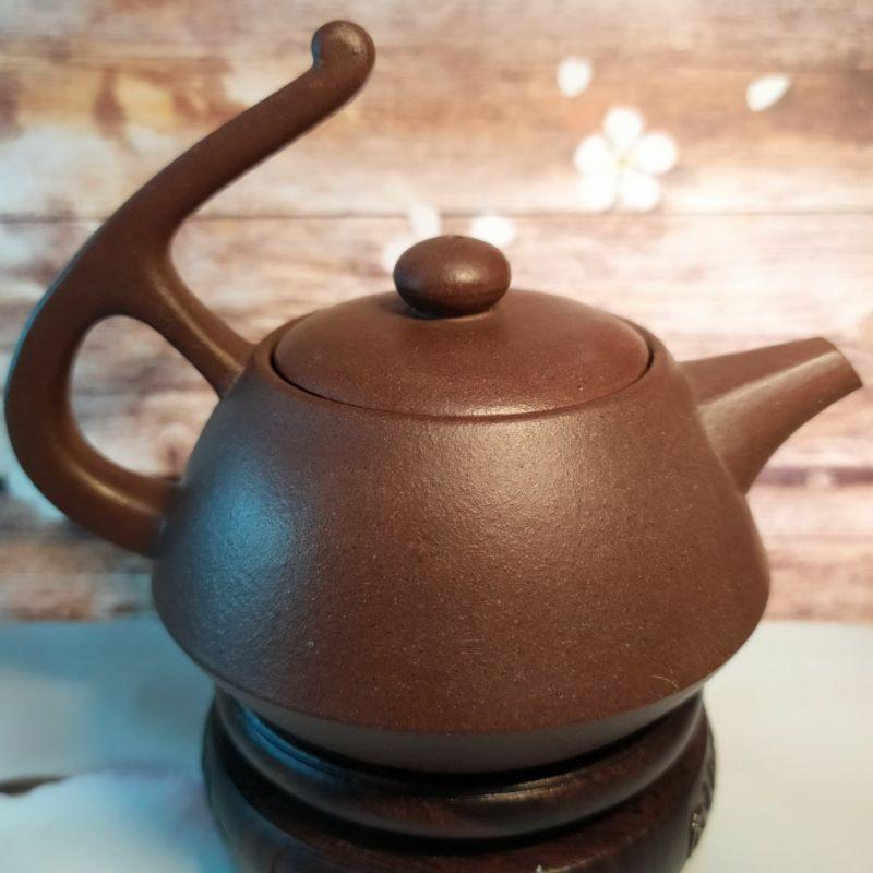 🍵宜興紫砂廠 紫泥 飛把柱礎壺 🍵底款：中國宜興 蓋款：秀娣 泥料：黑星土 宜興 宜興壺 紫砂壺 茶壺 茶具 泡茶利器-細節圖3