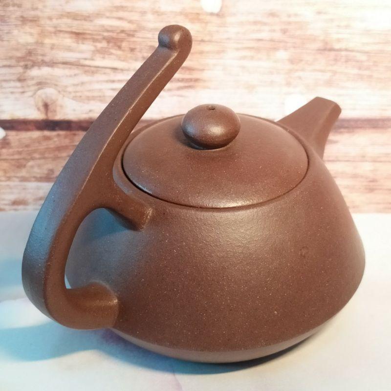 🍵宜興紫砂廠 紫泥 飛把柱礎壺 🍵底款：中國宜興 蓋款：秀娣 泥料：黑星土 宜興 宜興壺 紫砂壺 茶壺 茶具 泡茶利器-細節圖4