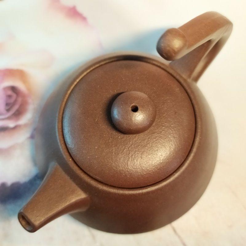 🍵宜興紫砂廠 紫泥 飛把柱礎壺 🍵底款：中國宜興 蓋款：秀娣 泥料：黑星土 宜興 宜興壺 紫砂壺 茶壺 茶具 泡茶利器-細節圖5