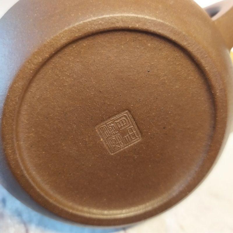 🍵宜興紫砂廠 紫泥 飛把柱礎壺 🍵底款：中國宜興 蓋款：秀娣 泥料：黑星土 宜興 宜興壺 紫砂壺 茶壺 茶具 泡茶利器-細節圖6