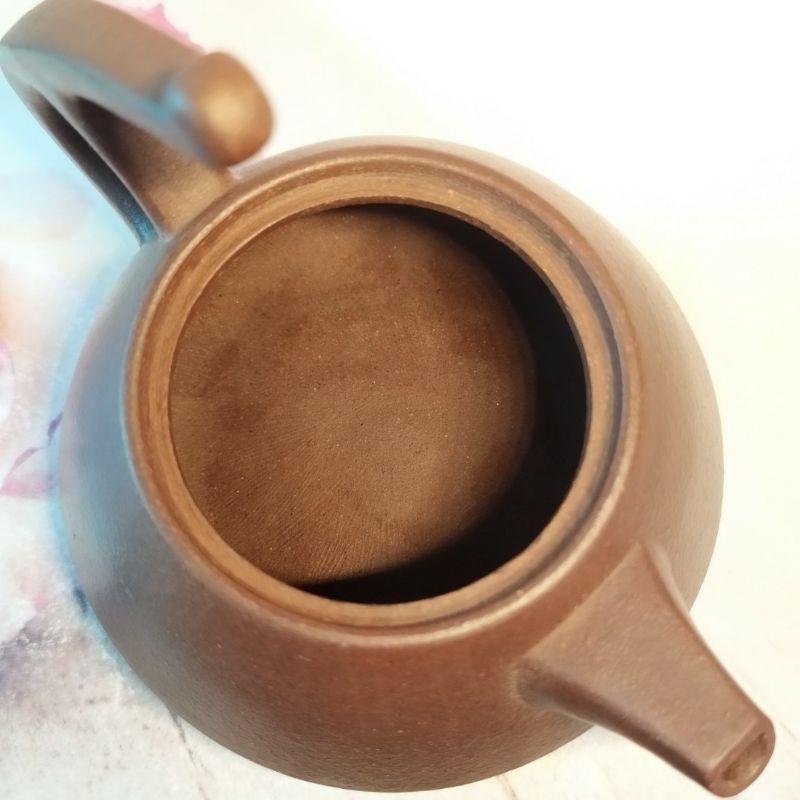 🍵宜興紫砂廠 紫泥 飛把柱礎壺 🍵底款：中國宜興 蓋款：秀娣 泥料：黑星土 宜興 宜興壺 紫砂壺 茶壺 茶具 泡茶利器-細節圖7