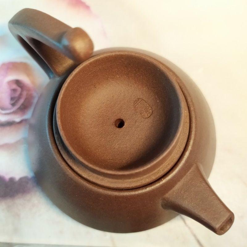 🍵宜興紫砂廠 紫泥 飛把柱礎壺 🍵底款：中國宜興 蓋款：秀娣 泥料：黑星土 宜興 宜興壺 紫砂壺 茶壺 茶具 泡茶利器-細節圖8