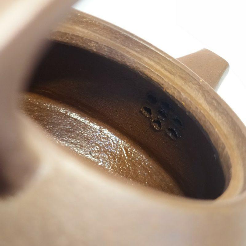 🍵宜興紫砂廠 紫泥 飛把柱礎壺 🍵底款：中國宜興 蓋款：秀娣 泥料：黑星土 宜興 宜興壺 紫砂壺 茶壺 茶具 泡茶利器-細節圖9