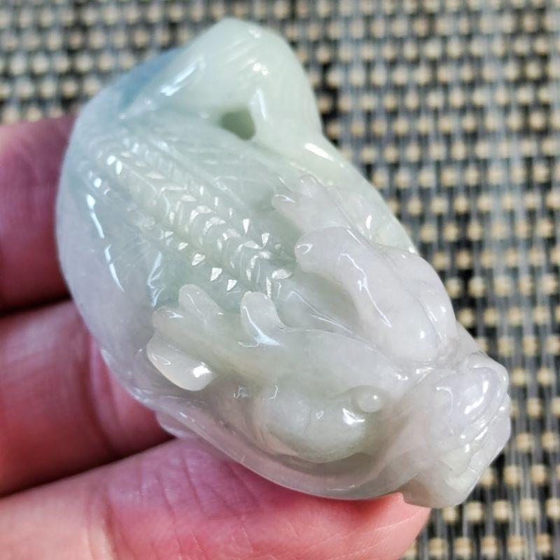 🐲高升昌盛🐟天然緬甸玉A貨翡翠-冰淡綠 立體精雕 龍魚/魚化龍 現貨特價【92jade就愛翡翠】翡翠龍魚 鰲魚 玉佩玉墬-細節圖4