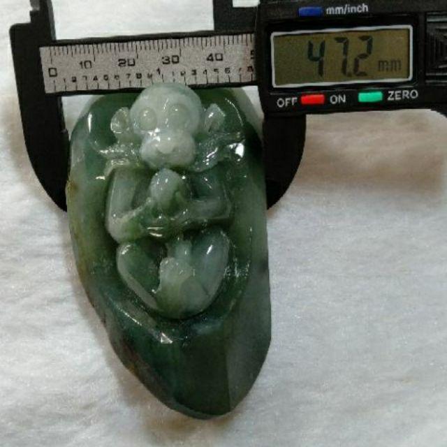 🐒好彩頭🐒天然緬甸玉A貨翡翠-冰油青帶黑皮 精工深雕 靈猴獻桃 手把件【92jade 遇見善緣】現貨特惠-細節圖7