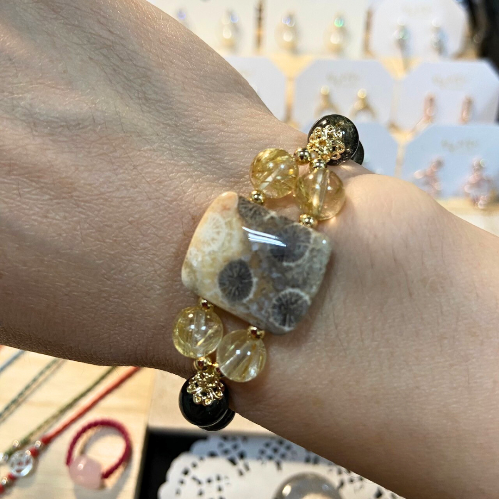 ﾟ･*:.｡.癒見.｡.:*･゜《海洋寶藏系列》菊花石┃鈦晶┃綠幽靈┃偏財┃旺事業┃助思考┃設計款水晶手鍊-細節圖4