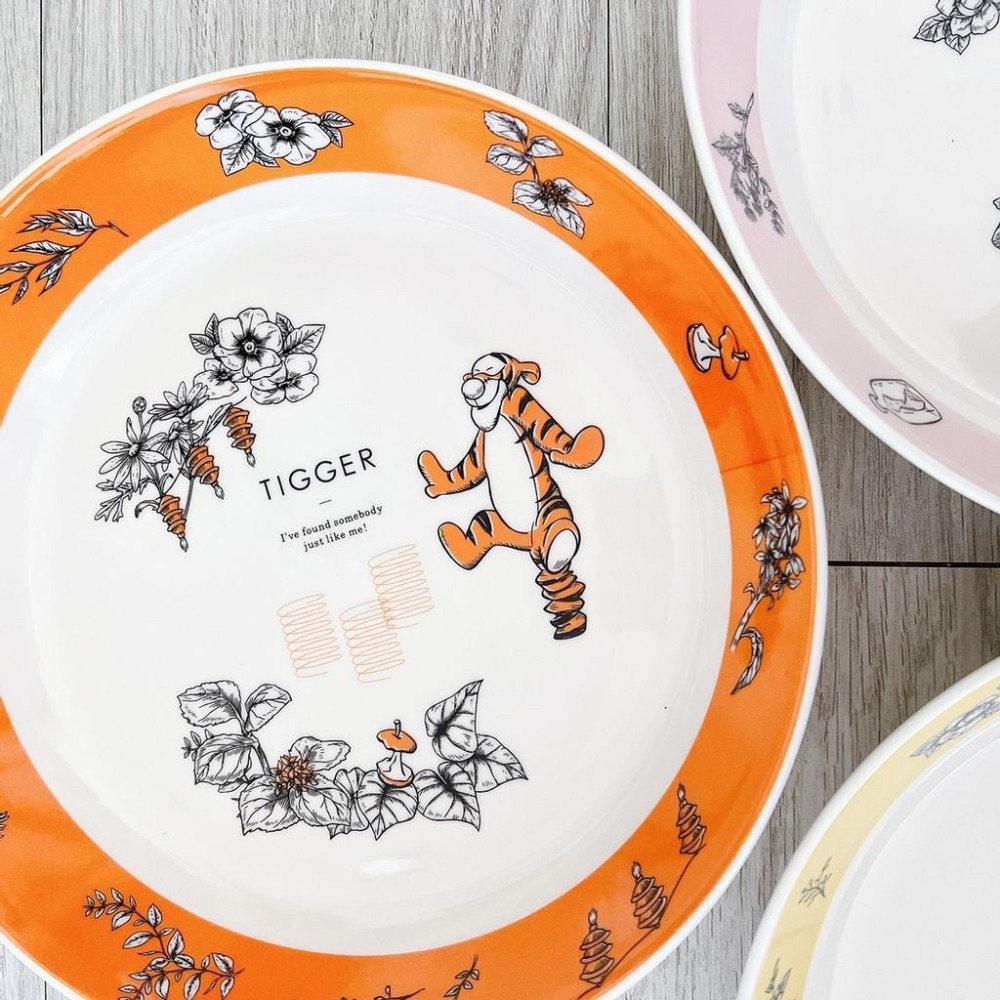 現貨🔥日本正版迪士尼小熊維尼家族花園設計款陶瓷餐盤組（三入）-細節圖3
