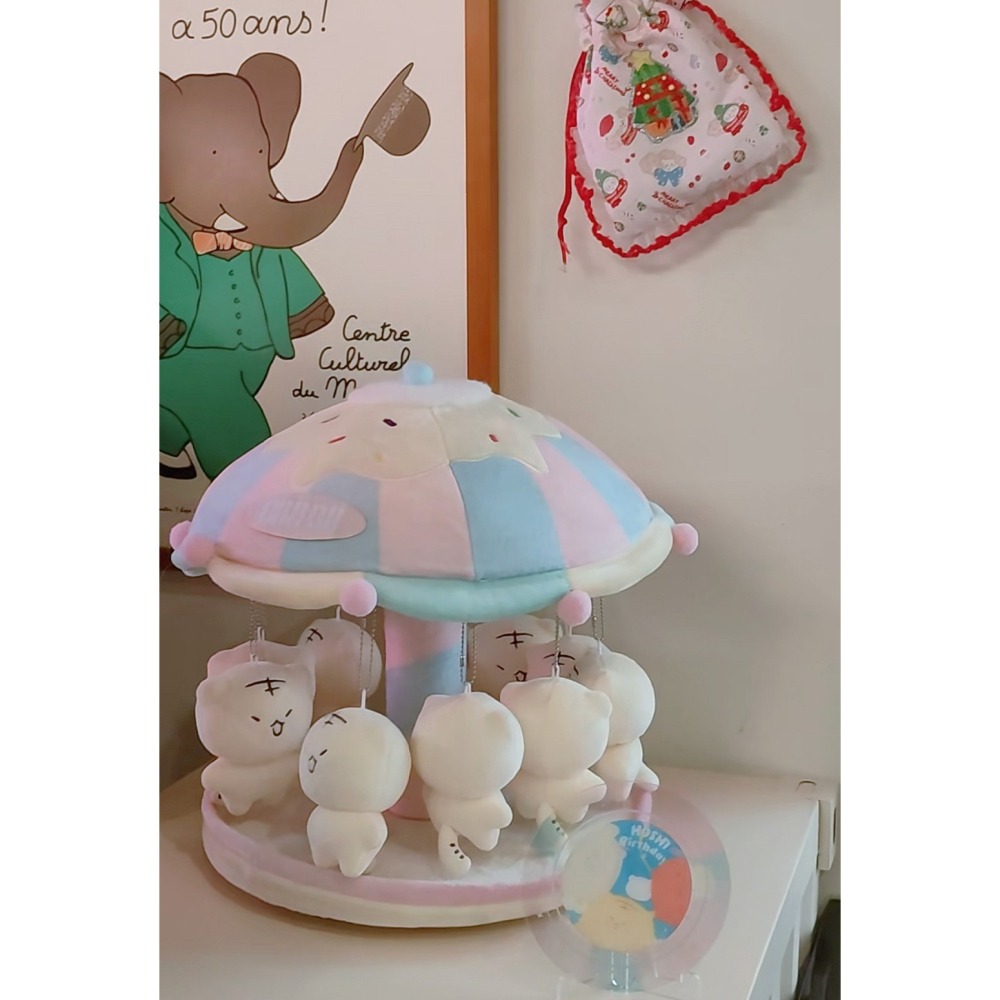 可愛旋轉木馬掛飾展示架 可愛玩偶展示台 桌面收納裝飾 桌上型旋轉公仔展示架 吊飾玩偶擺拍神器-細節圖2