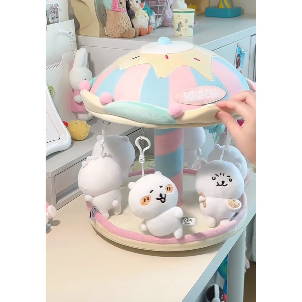 可愛旋轉木馬掛飾展示架 可愛玩偶展示台 桌面收納裝飾 桌上型旋轉公仔展示架 吊飾玩偶擺拍神器-細節圖5