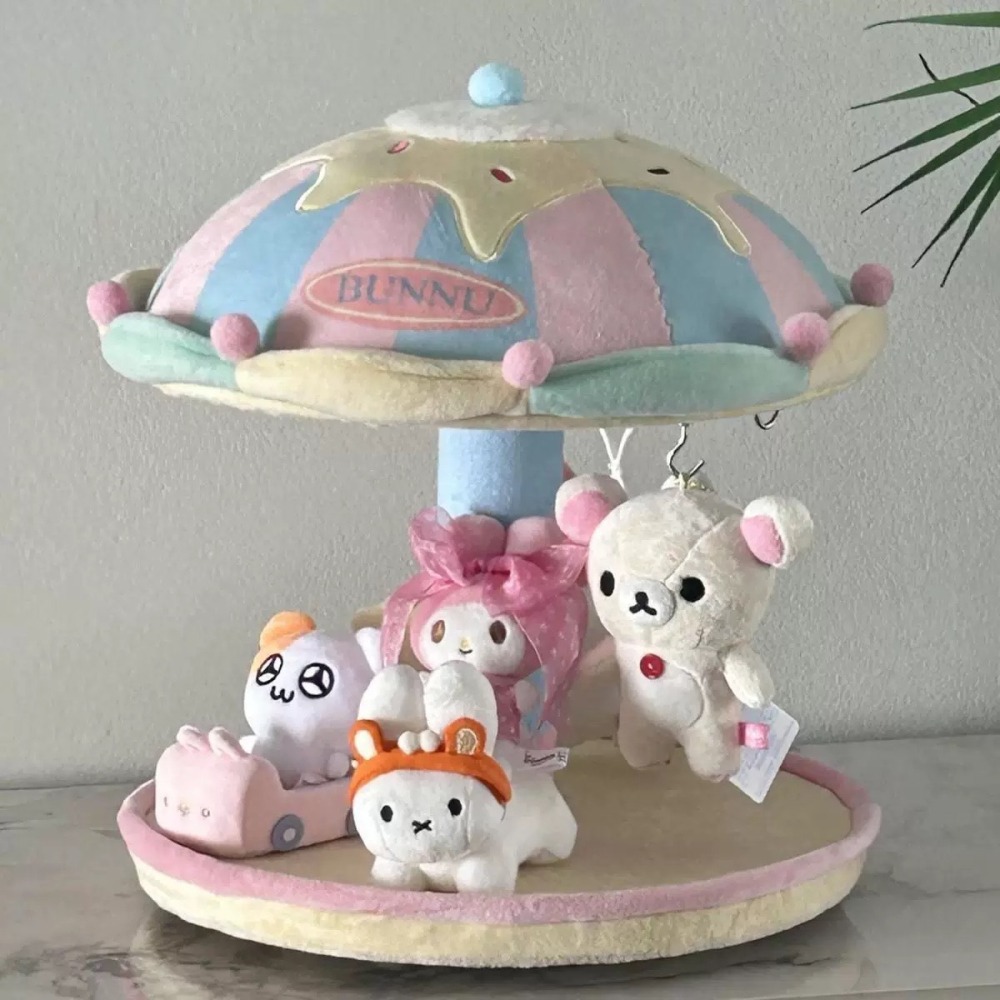 可愛旋轉木馬掛飾展示架 可愛玩偶展示台 桌面收納裝飾 桌上型旋轉公仔展示架 吊飾玩偶擺拍神器-細節圖8