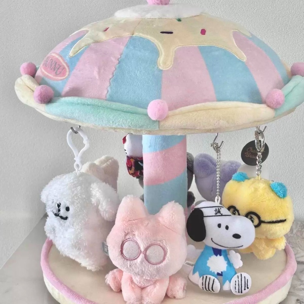 可愛旋轉木馬掛飾展示架 可愛玩偶展示台 桌面收納裝飾 桌上型旋轉公仔展示架 吊飾玩偶擺拍神器-細節圖9