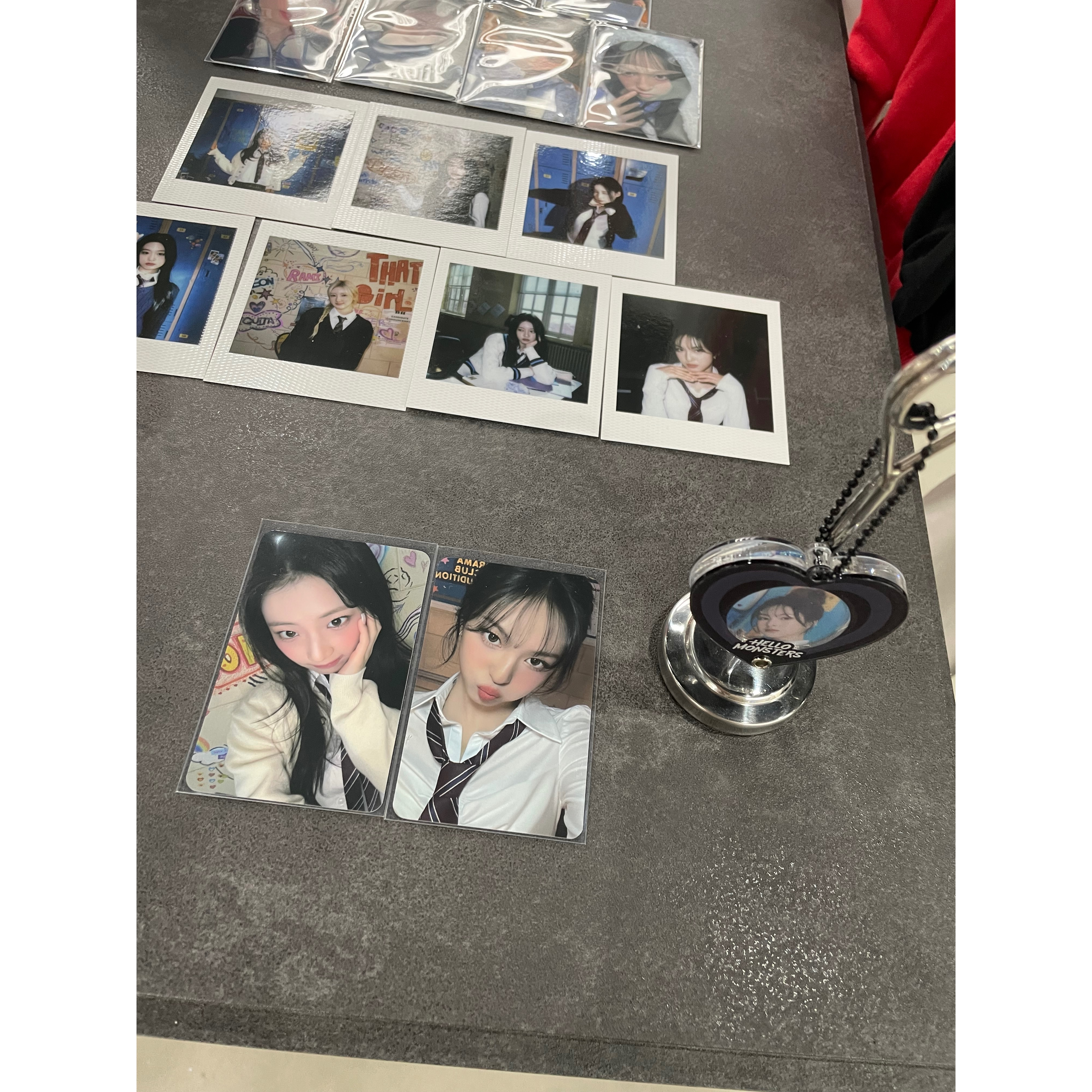 [HELLOMONSTERSTOUR] BABYMONSTER 隨機壓克力鑰匙圈＋徽章組合-細節圖2