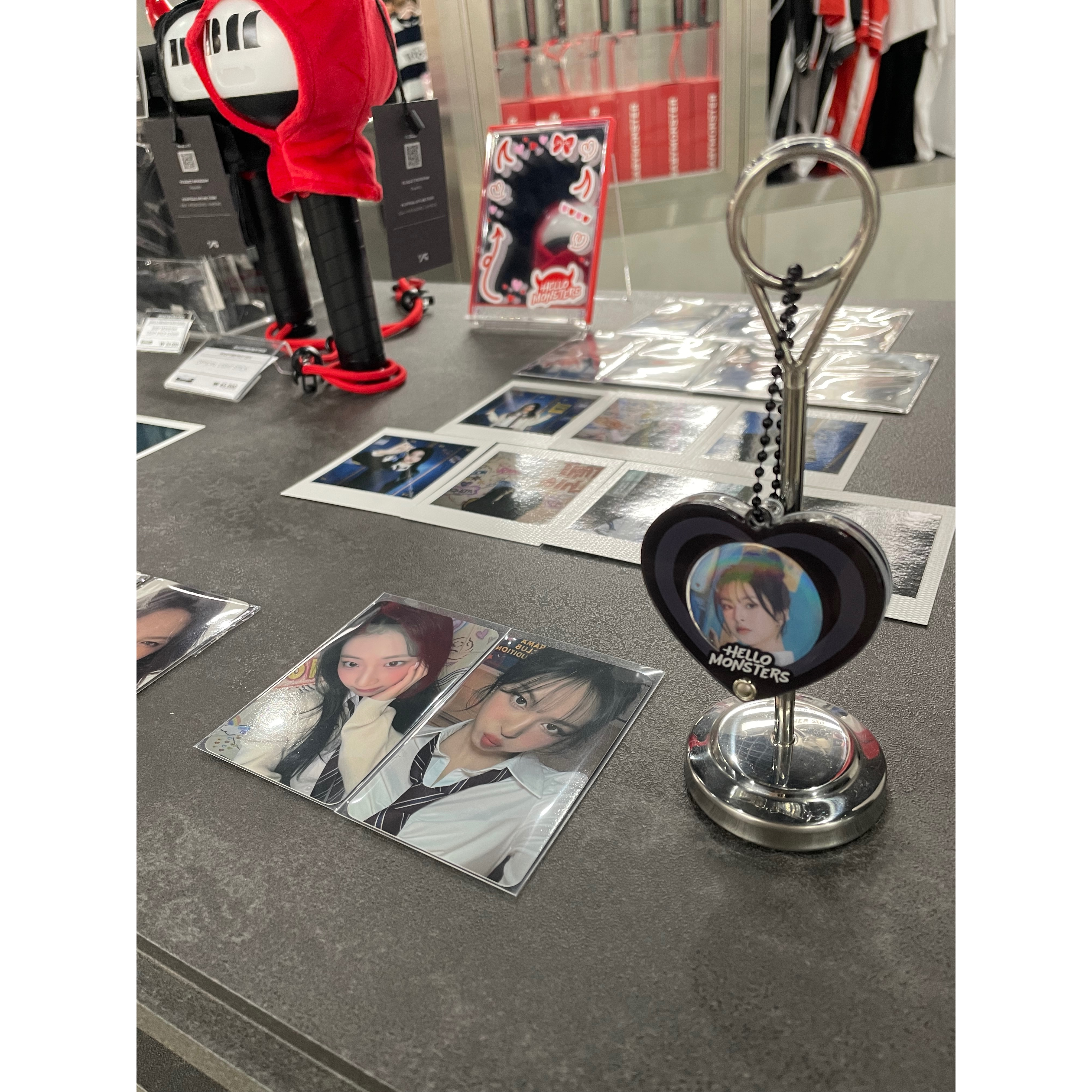 [HELLOMONSTERSTOUR] BABYMONSTER 隨機壓克力鑰匙圈＋徽章組合-細節圖3