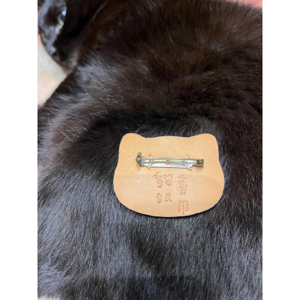 納茲貓刺繡皮革別針-細節圖2