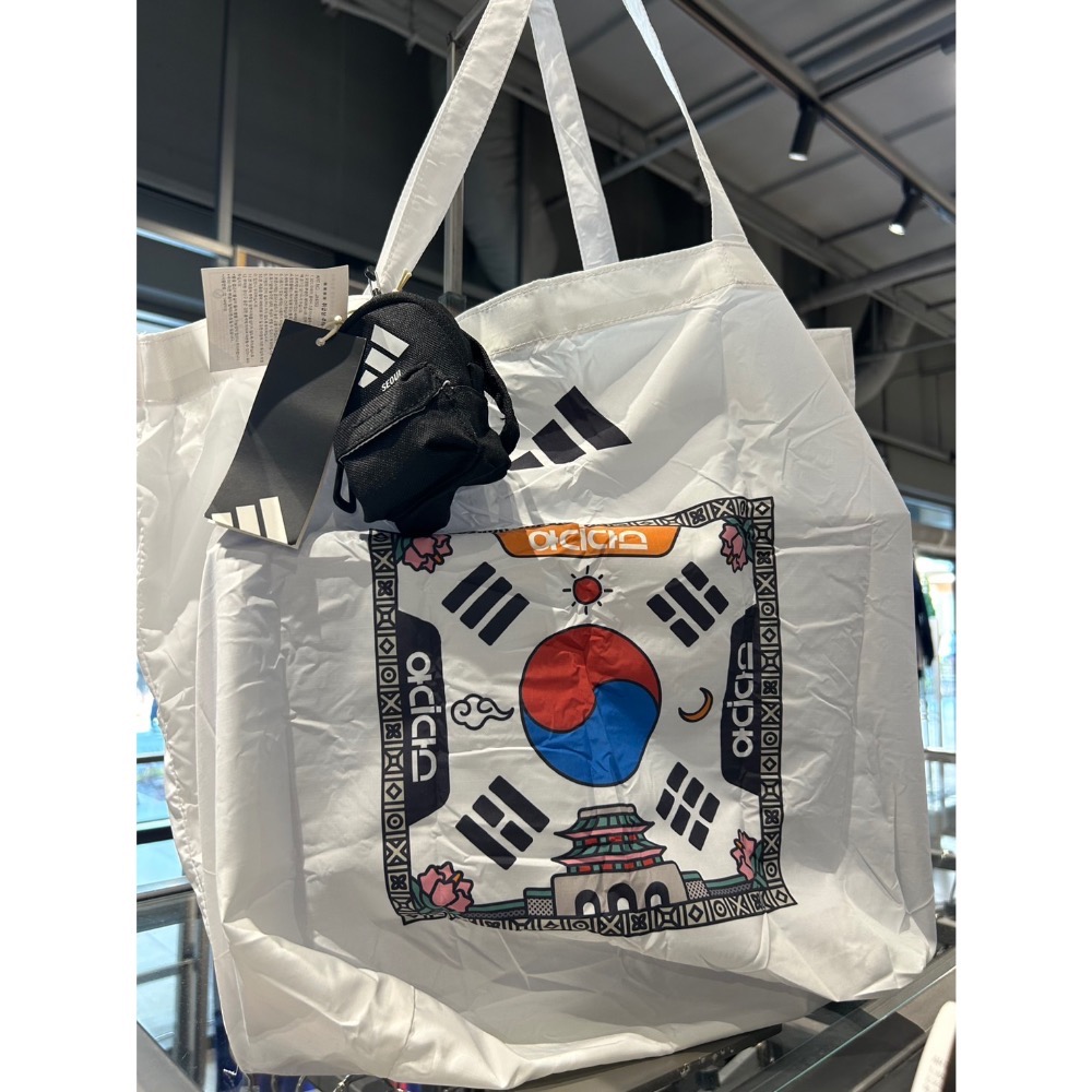 「在台現貨」 🇰🇷 Adidas 首爾限定 迷你後背包 環保袋 摺疊購物袋 零錢包 耳機包 小後背包 造型掛飾 現貨-細節圖2