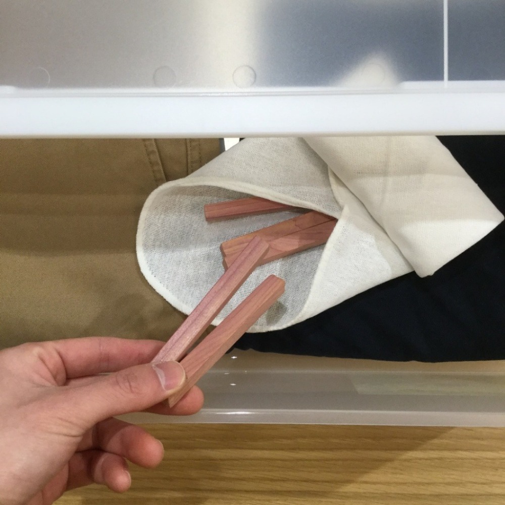 現貨日本無印良品 紅雪松 天然防蟲 除臭 附砂紙 20入 塊狀 200g 日本限定 日本無印 衣櫃防蟲-細節圖7