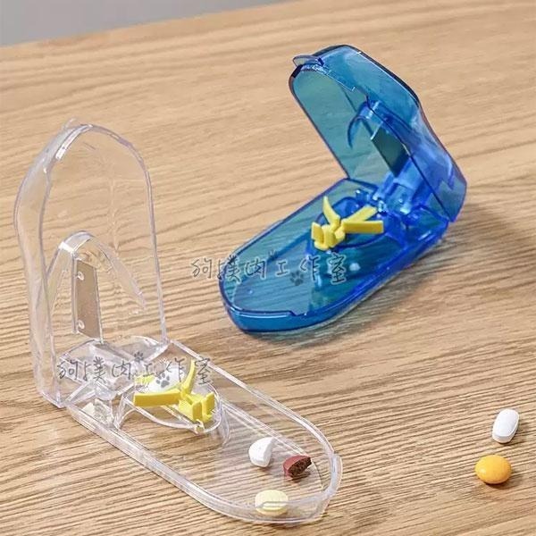 【狗撲肉】新升級 可固定切藥器 卡位切藥器 分藥器 切藥 藥丸 切割 藥盒 輕巧攜帶 隨身切藥盒 切藥盒 分藥盒 收納-細節圖6