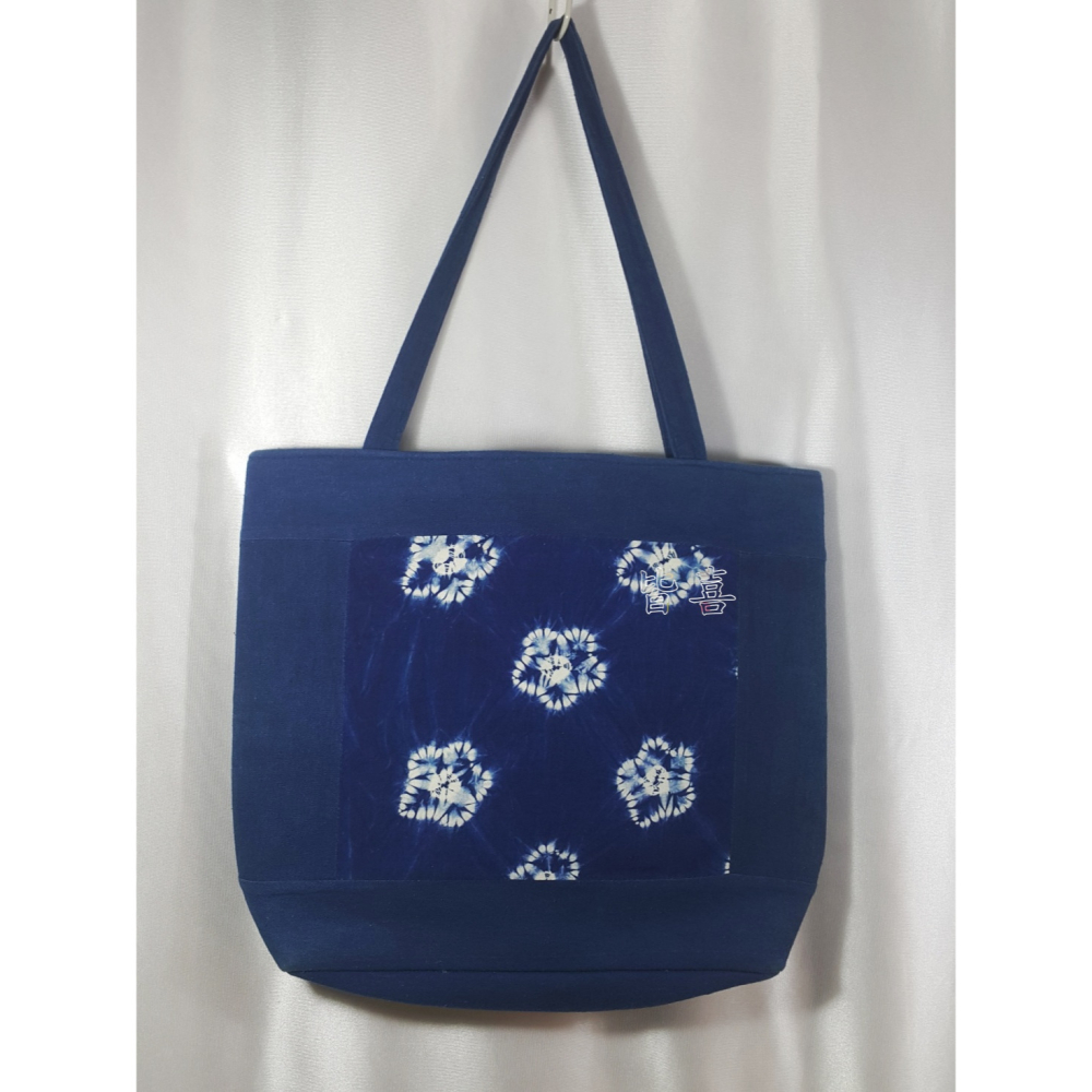 B03手作包包｜藍染拼布手作包｜雙面肩背包｜紮染/貼布手作包｜棉布手工包｜拉鍊大開口｜硬挺厚襯可裝平板/小筆電｜正反不同-細節圖4