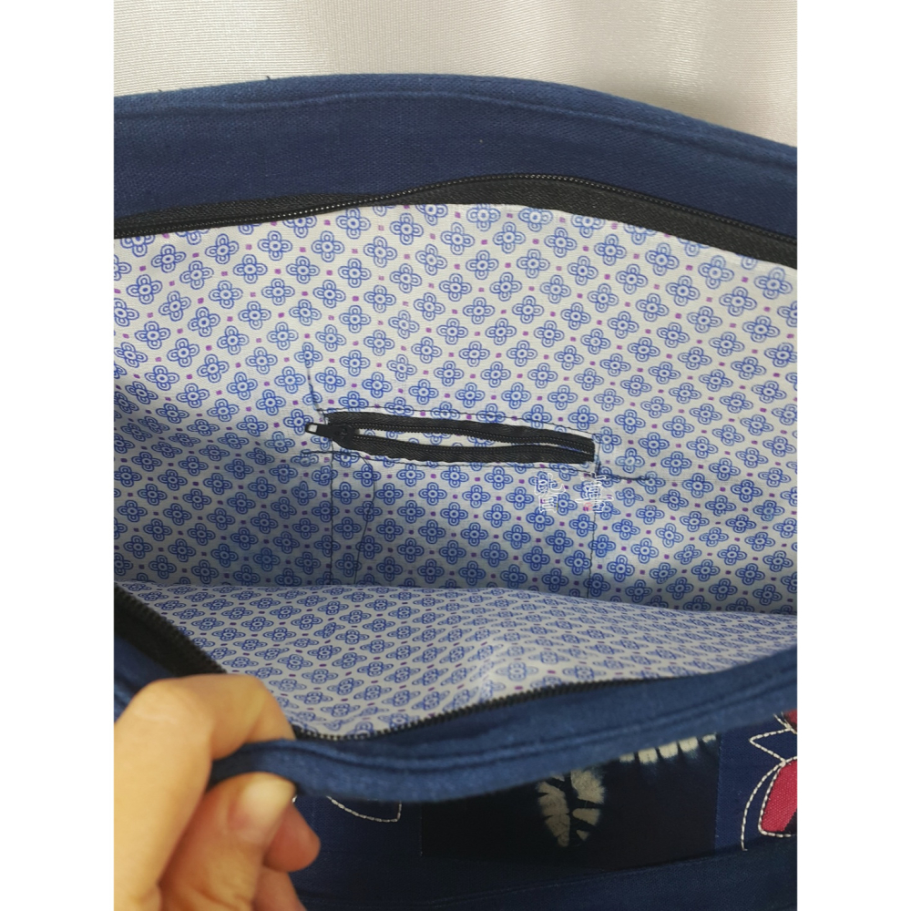 B03手作包包｜藍染拼布手作包｜雙面肩背包｜紮染/貼布手作包｜棉布手工包｜拉鍊大開口｜硬挺厚襯可裝平板/小筆電｜正反不同-細節圖5