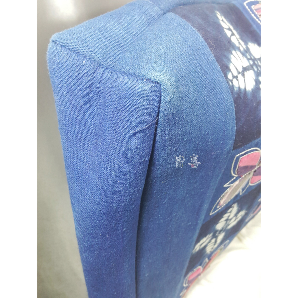 B03手作包包｜藍染拼布手作包｜雙面肩背包｜紮染/貼布手作包｜棉布手工包｜拉鍊大開口｜硬挺厚襯可裝平板/小筆電｜正反不同-細節圖6